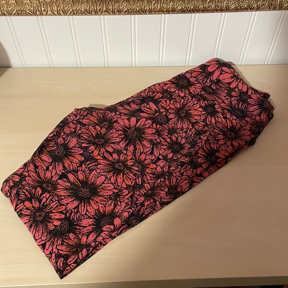 Magenta Daisy LuLaRoe Leggings - Picture 1 of 1